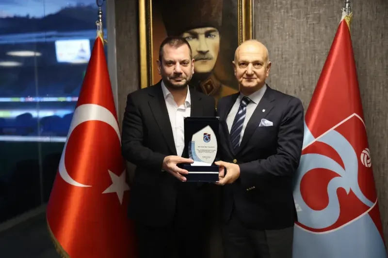 Trabzonspor Başkanı Ertuğrul Doğan’dan Görevleri Tamamlanan Başkanlara Plaket!